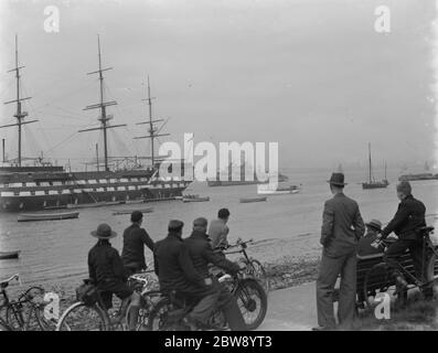 Die Heimatflotte auf der Themse in Greenhithe, Kent. Links ist die HMS Worcester ein Trainingsschiff am Thames Nautical Training College. 1937 Stockfoto