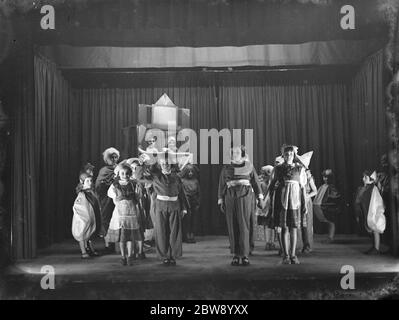 Kinder auf der Bühne während einer Tanzvorführungen in Eltham, London. 11 März 1939 Stockfoto