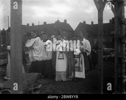 Ein Priester segnet das Gebäude der römisch-katholischen Kirche in Eltham. 1936 Stockfoto