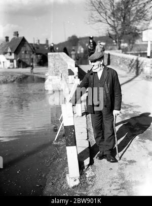 Georger Dunter von Eynsford posiert auf der Brücke über den Fluss Darent. 1936 . Stockfoto