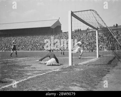 Fußballspiel : Erith und Belvedere FC gegen Dulwich Hamlet im London Senior Cup Finale . Tormündung Aktion - der Ball geht ins Netz . 1937 Stockfoto