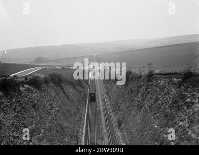 Der neue Bahnhof in der Nähe von Eynsford , Kent . Eine Lokomotive zieht von der Plattform weg. 1937 Stockfoto