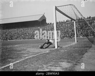 Fußballspiel : Erith und Belvedere gegen Dulwich Hamlet im London Senior Cup Finale . Tormündung Aktion - der Torwart taucht für den Ball. 1937 Stockfoto