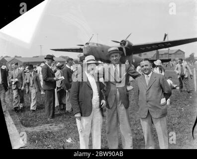 Empire Air Day in Biggin Hill, Kent. Drei Herren posieren vor einem Bristol Typ 138 Bombay Flugzeug. 29 Mai 1937 Stockfoto