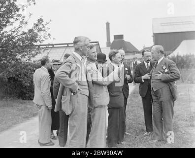 Der ehrenwerte William Shepherd Morrison , der britische Minister für Landwirtschaft, Fischerei und Ernährung (vorne im Bild) , wird rund um die East Malling Research Station in Kent gezeigt. 1937 Stockfoto