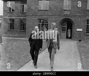 Der rechte ehrenwerte William Shepherd Morrison, der britische Minister für Landwirtschaft, Fischerei und Ernährung (rechts), wird rund um die East Malling Research Station in Kent. 1937 Stockfoto