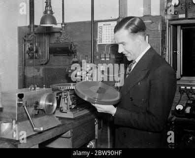 Herr Albert Deering mit einigen Wachsaufzeichnungs-Geräten . 1939 Stockfoto