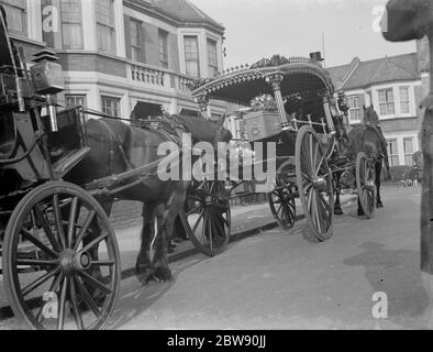 Ein Kabman 's Beerdigung. Der Sarg von William Rose, der durch die Straßen von hither Green, London, geht. März 1939 Stockfoto