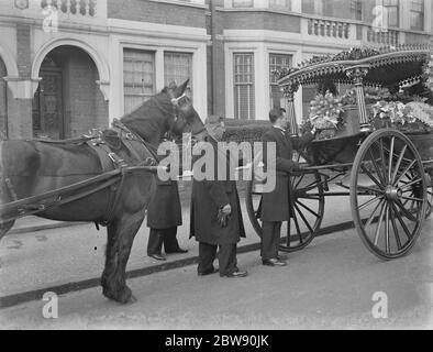 Ein Kabman 's Beerdigung. Der Sarg von William Rose, der durch die Straßen von hither Green, London, geht. März 1939 Stockfoto