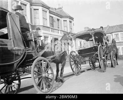 Ein Kabman 's Beerdigung. Der Sarg von William Rose, der durch die Straßen von hither Green, London, geht. März 1939 Stockfoto