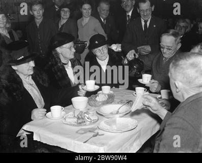 Alte Leute feiern in foots Cray, Kent. 1937 Stockfoto