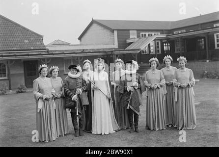 Die Dartford Carnival Queen und ihre Teilnehmer , nach ihrer Krönung . 1937 . Stockfoto