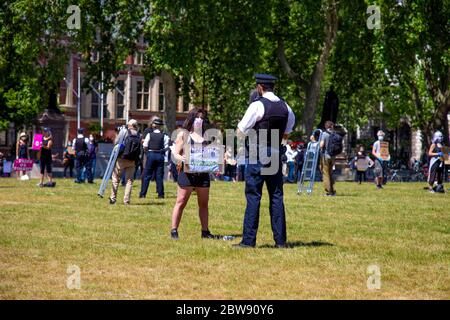 30. Mai 2020 London, UK - Extinction Rebellion inszeniert schweigenden sozial distanzierten Klimawandel-Protest in Westminster, Demonstranten, die von der Polizei wegen Verletzung der Coronavirus-Vorschriften bestraft und weggenommen werden Stockfoto