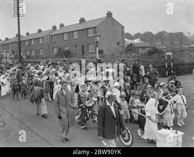 Die Krönung Karneval durch die Straße von Stein, Kent, um die Krönung von König George VI zu feiern. 1937 Stockfoto