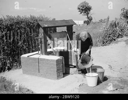 Rebecca Munday mit einem Wasser gut in Deans Boden , Kent . 1939 . Stockfoto