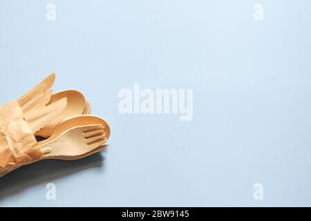 Löffel, Gabeln, Messer aus Holz. Umweltfreundliches Geschirr. Stockfoto