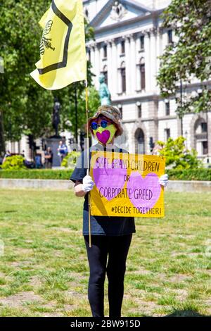 30. Mai 2020 London, UK - Extinction Rebellion inszeniert schweigenden sozial distanzierten Klimawandel-Protest in Westminster, Demonstranten, die von der Polizei wegen Verletzung der Coronavirus-Vorschriften bestraft und weggenommen werden