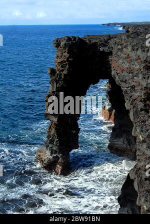 Holei Sea Arch ist einer von vielen, die durch die rauhen Wellen an der Küste des Hawaii Volcanoes National Park auf der Big Island gebildet werden. Stockfoto