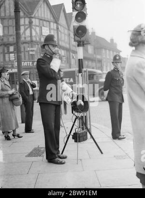 Ein Polizist mit einem Lautsprecher auf der High Street in Eltham, London. 1939 Stockfoto