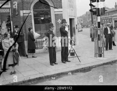 Ein Polizist mit einem Lautsprecher auf der High Street in Eltham, London. 1939 Stockfoto