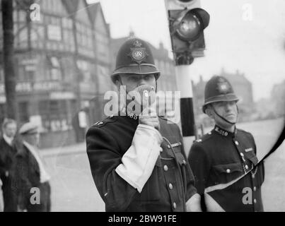 Ein Polizist mit einem Lautsprecher auf der High Street in Eltham, London. 1939 Stockfoto