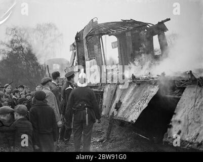 Feuerwehrleute, die mit einem Feuer auf einem Zug in Swanley, Kent. 1938 Stockfoto