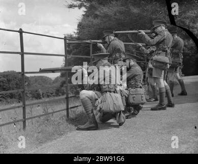 Jungs aus St Dunstan ' s School Cadets führen Feldübungen mit Lee Enfield No.I Mk.III Gewehre bewaffnet. 1939 . Stockfoto