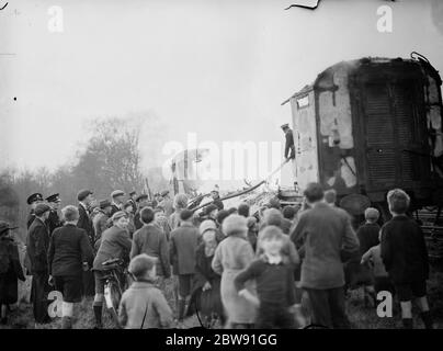 Feuerwehrleute, die mit einem Feuer auf einem Zug in Swanley, Kent. 1938 Stockfoto