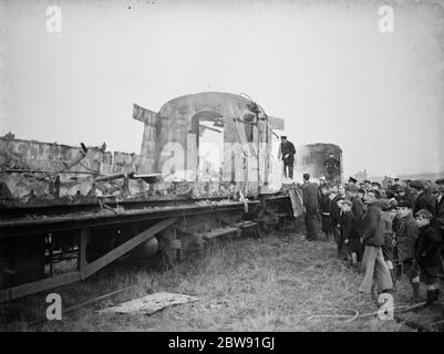 Feuerwehrleute, die mit einem Feuer auf einem Zug in Swanley, Kent. 1938 Stockfoto