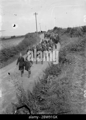 Jungs aus St Dunstan ' s School Cadets marschieren die Straße hinunter. 1939 . Stockfoto