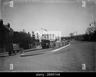 Ein Bus fährt um eine Straßeninsel auf der Sidcup Umgehungsstraße. 1938 Stockfoto