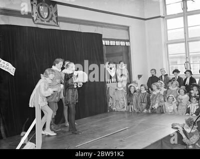 Die elisabethanische Festzug in Westwood Central School in Bexley, London. 1939 Stockfoto