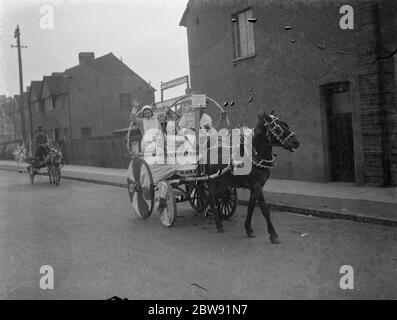 Krankenschwestern vom Livingstone Hospital ziehen im Rahmen der Dartford Carnival Procession auf einem Eselskarren durch die Straße. 1939 . Stockfoto