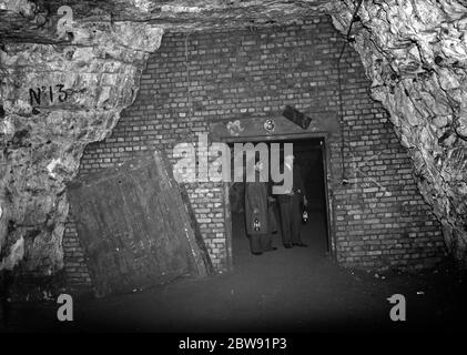 Männer in den Chislehurst Höhlen in den explosiven Speicher . 1938 Stockfoto