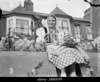 Ein junges Mädchen in traditioneller holländischer Kleidung, Teil der Dartford Karnevalsprozession. 1939 . Stockfoto