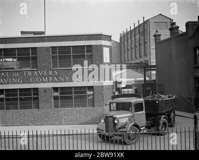 Das Äußere des Val de Travers Asphalt Firmengebäudes mit einem ihrer Lastwagen vor dem Hotel geparkt. 1938 Stockfoto