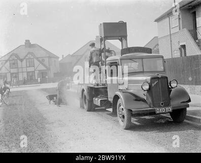 Val de Travers Asphalt Company Straßenbrenner in Aktion . Re - die Straße zu überwinden. 1938 Stockfoto