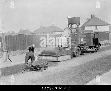 Val de Travers Asphalt Company Straßenbrenner in Aktion . Re - die Straße zu überwinden. 1938 Stockfoto