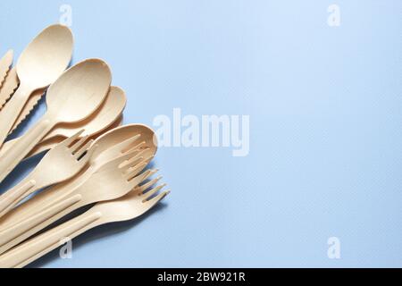 Umweltfreundliches Geschirr. Löffel, Gabeln, Messer aus Holz. Stockfoto