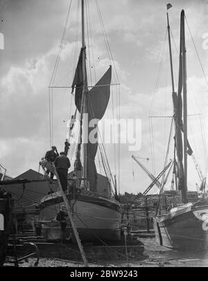 Männer arbeiten auf Thames Segelschiffe bei Ebbe. 1938 Stockfoto