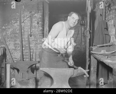 Doug Holland der Schmied bei der Arbeit. 1939 Stockfoto