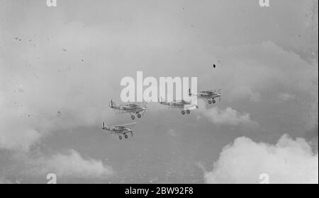 Hawker Harts von No. 23 Squadron RAF fliegen in Formation. 1939 Stockfoto