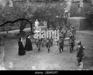 Nonnen kochen für die erste-Hilfe-Parteien im Kensington Convent, London. Die Trage Träger im Kloster. 1939 Stockfoto