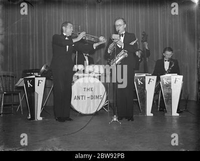 Air RAID Vorsichtsmaßnahmen Konzert in Erith, London. Musiker aus einer Gruppe namens ' die Anti - dims ' treten auf der Bühne auf. 1939 Stockfoto