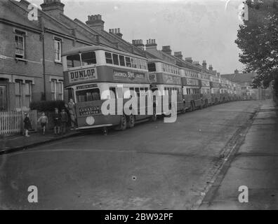 London Transport Busse in einer Seitenstraße in Sidcup geparkt, Kent. 1939 Stockfoto