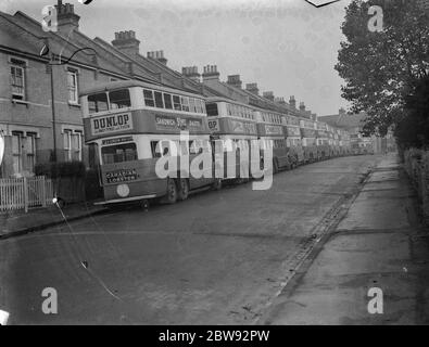 London Transport Busse in einer Seitenstraße in Sidcup geparkt, Kent. 1939 Stockfoto