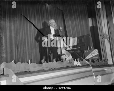 Air RAID Vorsichtsmaßnahmen Konzert in Erith, London. Eine Gruppe namens ' die Anti - DMS ' auf der Bühne durchführen. Fotos zeigen: Die lustige "Turn" Akt. 1939 Stockfoto