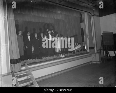 Air RAID Vorsichtsmaßnahmen Konzert in Erith, London. Eine Gruppe namens ' die Anti - DMS ' auf der Bühne durchführen. 1939 Stockfoto