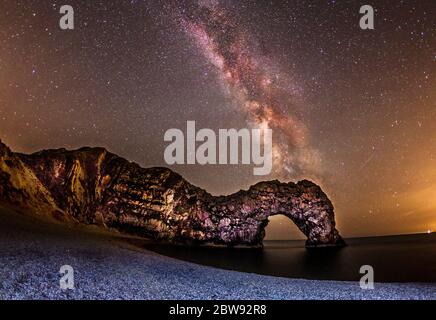 Milchstraße über Durdle Door, Dorset UK Stockfoto