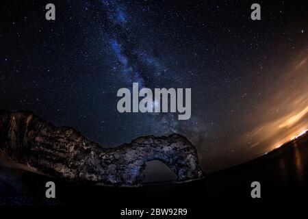 Milchstraße über Durdle Door, Dorset UK Stockfoto